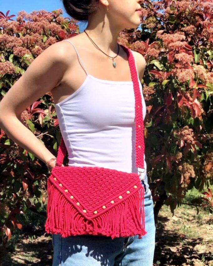 Bolso rojo de macramé con solapa de flecos y cuentas de madera