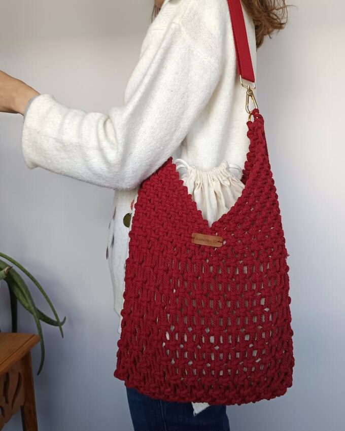 Bolso burdeos de macramé con diseño de red y cierre de cordón