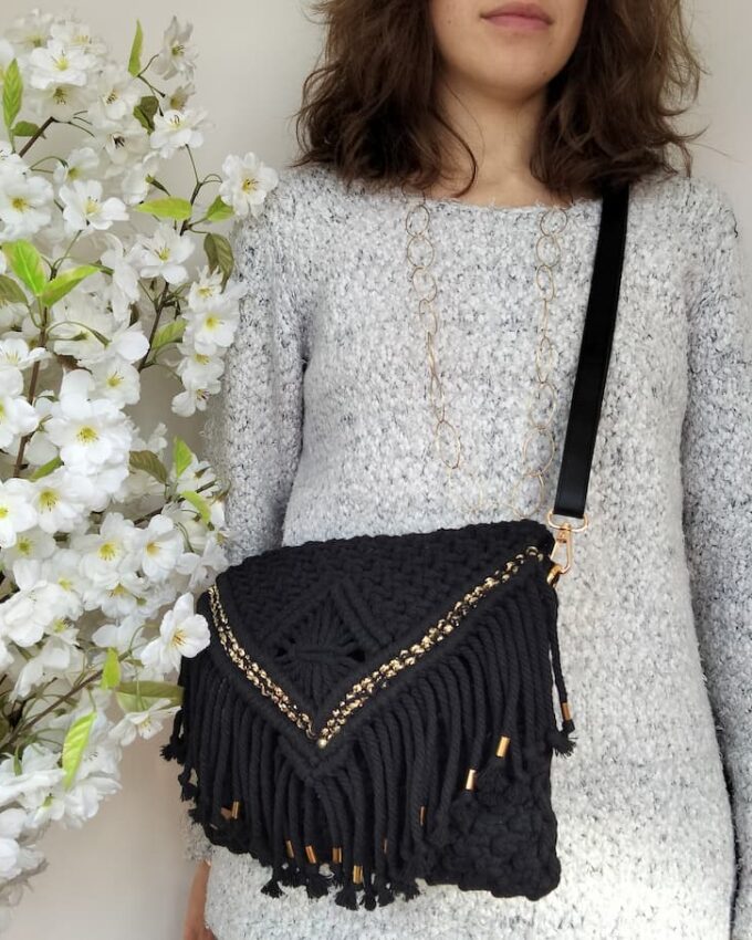 Bolso negro de macramé con flecos dorados