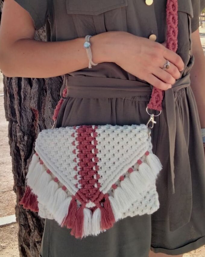 Bolso de macramé beige con franja granate en solapa y flecos