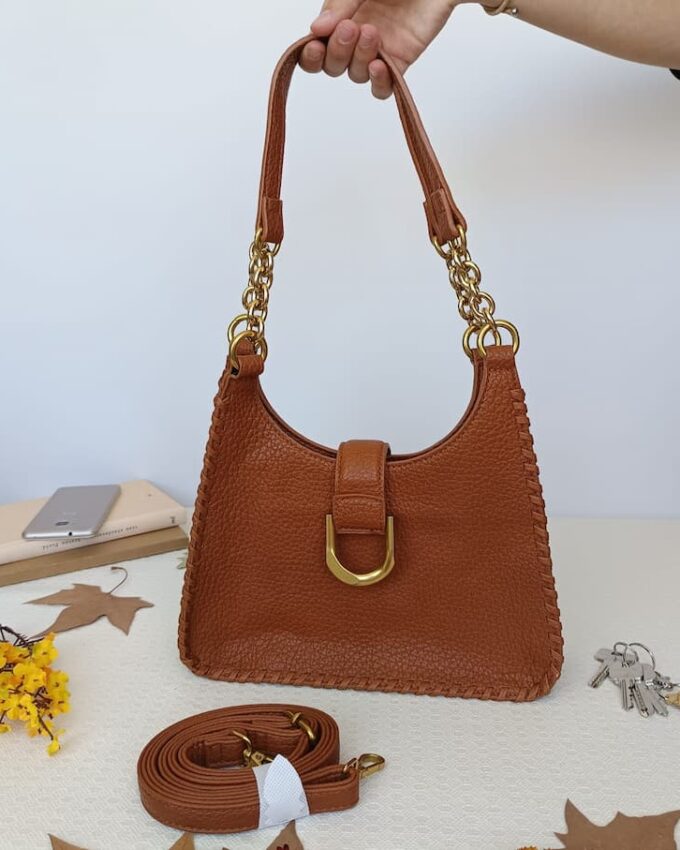 Bolso de cuero sintético camel con borde decorado