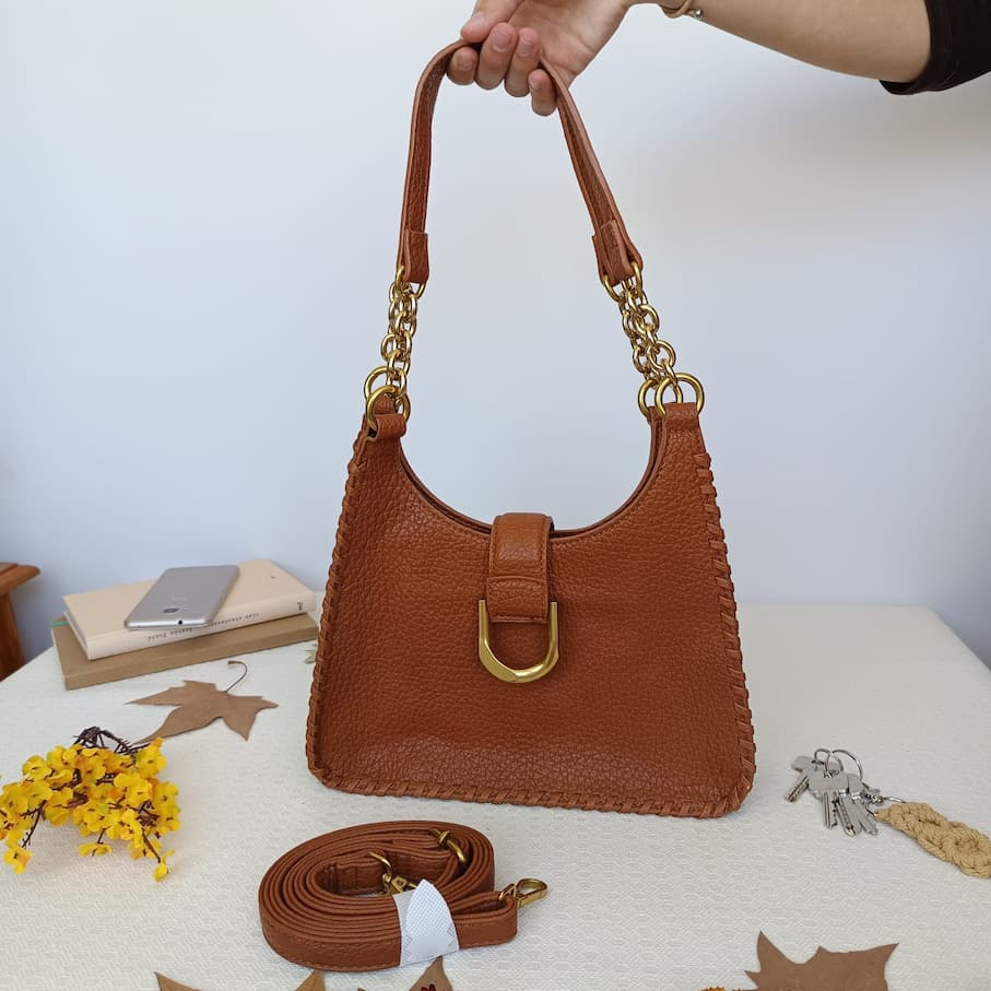 Bolso de cuero sintético camel con borde decorado