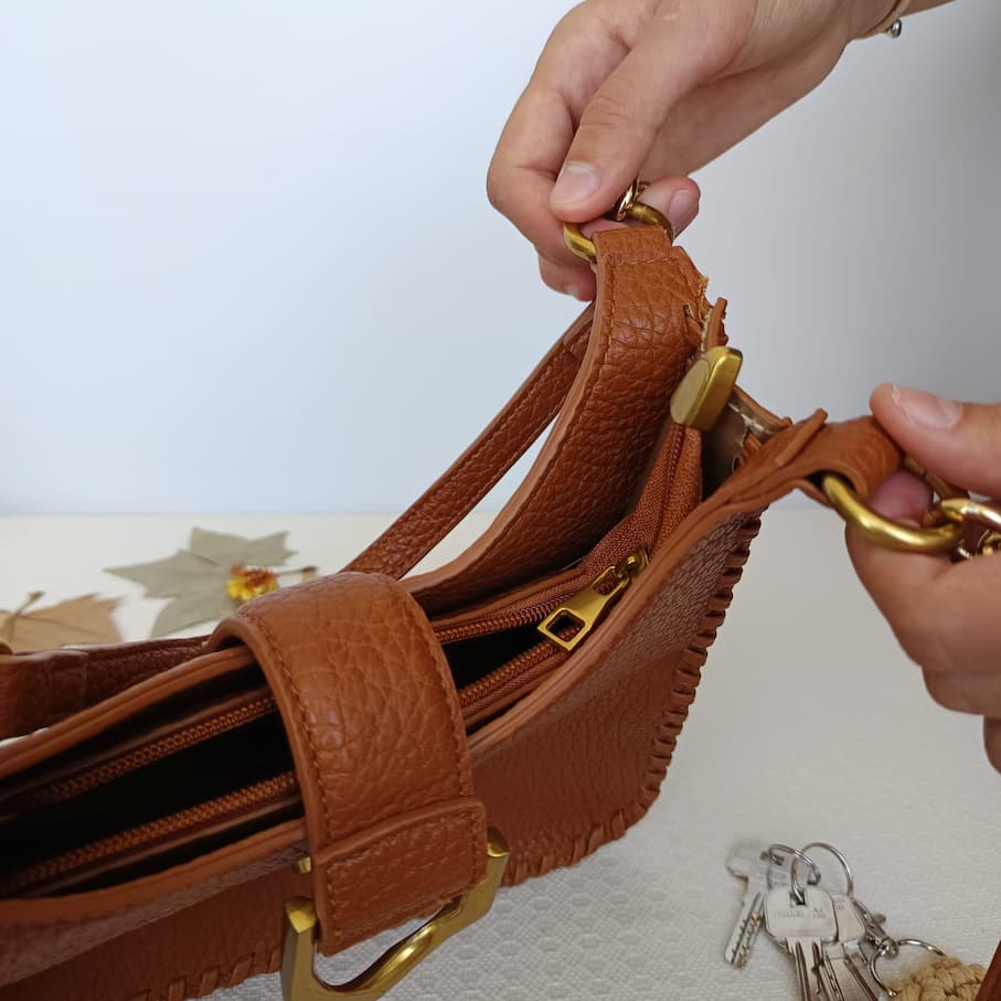 Bolso de cuero sintético camel con borde decorado - Imagen 4