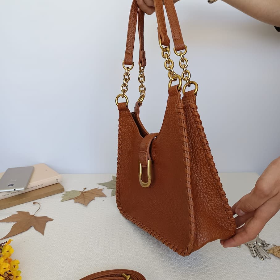 Bolso de cuero sintético camel con borde decorado - Imagen 3