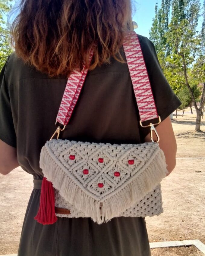 Bolso de macramé beige con solapa de rombos y bolitas rojas