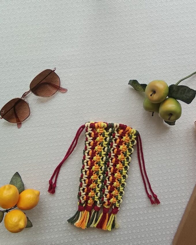 Funda para gafas de macramé multicolor con flecos