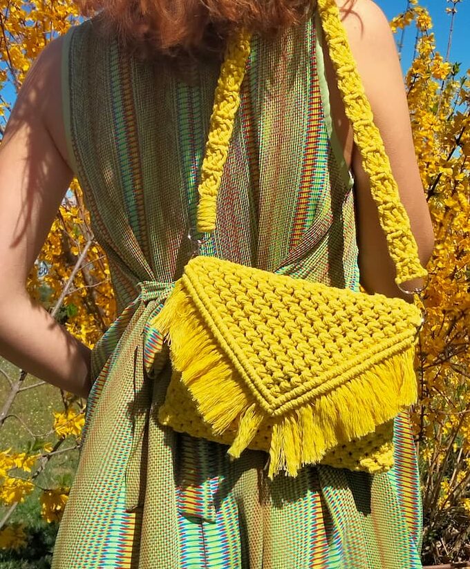 Bolso amarillo estilo boho con asa tejida de macramé