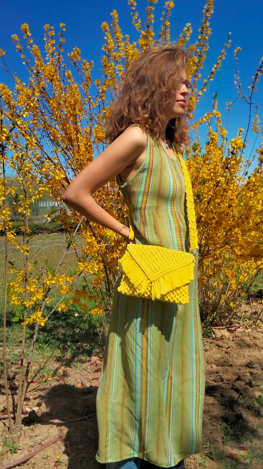 Bolso amarillo estilo boho con asa tejida de macramé - Imagen 3