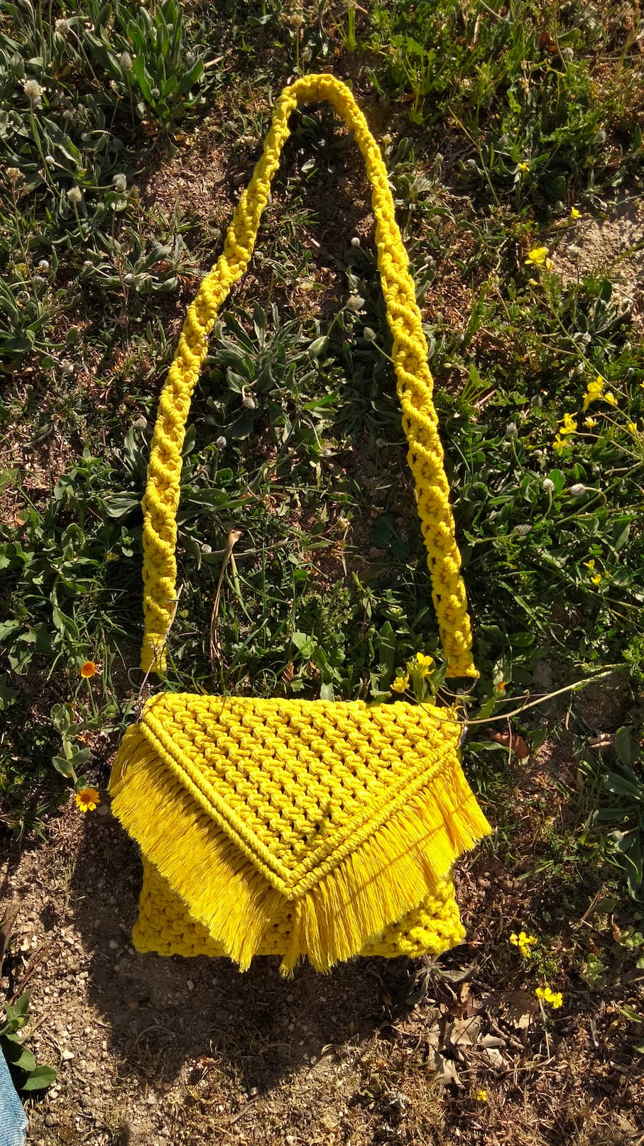 Bolso amarillo estilo boho con asa tejida de macramé - Imagen 4