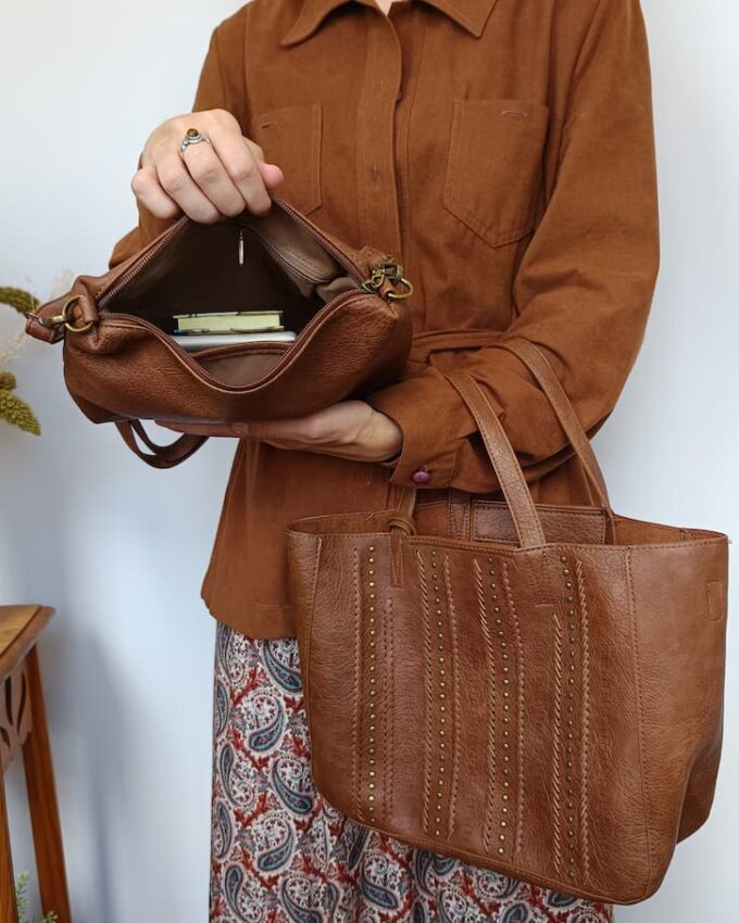 Bolso de cuero sintético marrón con bolso extraíble con tachuelas