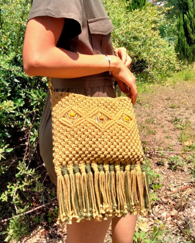 Bolso bicolor beige y verde de macramé con flecos