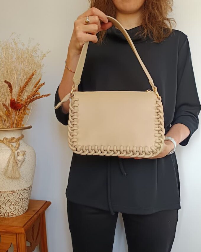 Bolso beige de cuero sintético con bordes trenzados