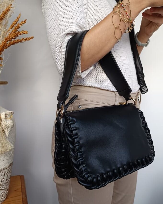 Bolso de cuero sintético negro con bordes trenzados