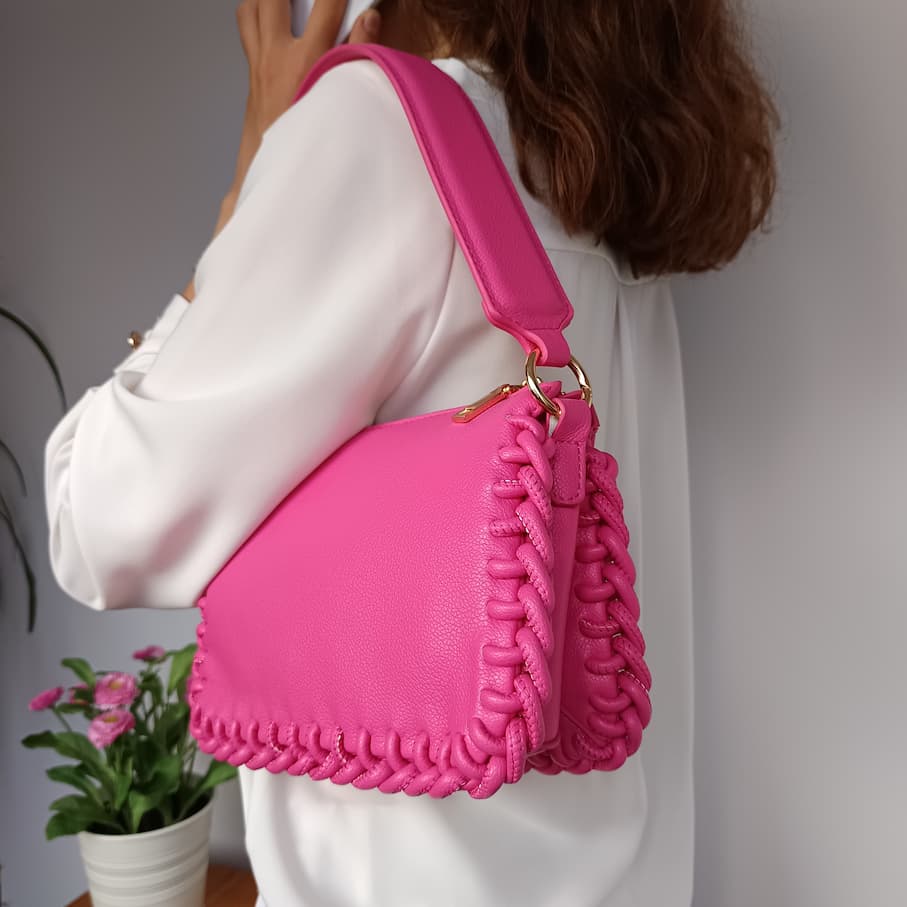 Bolso fiesta de cuero sintético rosa con borde trenzado