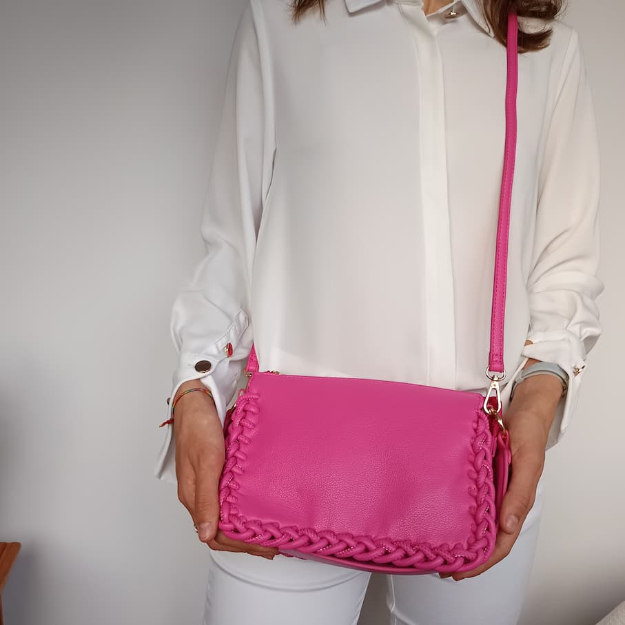Bolso fiesta de cuero sintético rosa con borde trenzado - Imagen 4