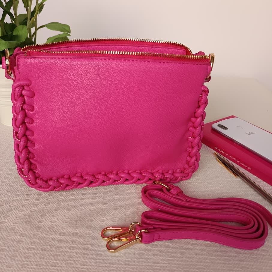 Bolso fiesta de cuero sintético rosa con borde trenzado - Imagen 5