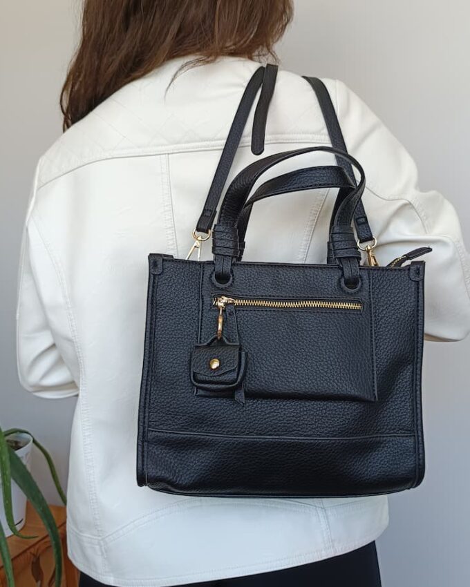 Bolso de cuero sintético negro con bolsito de adorno