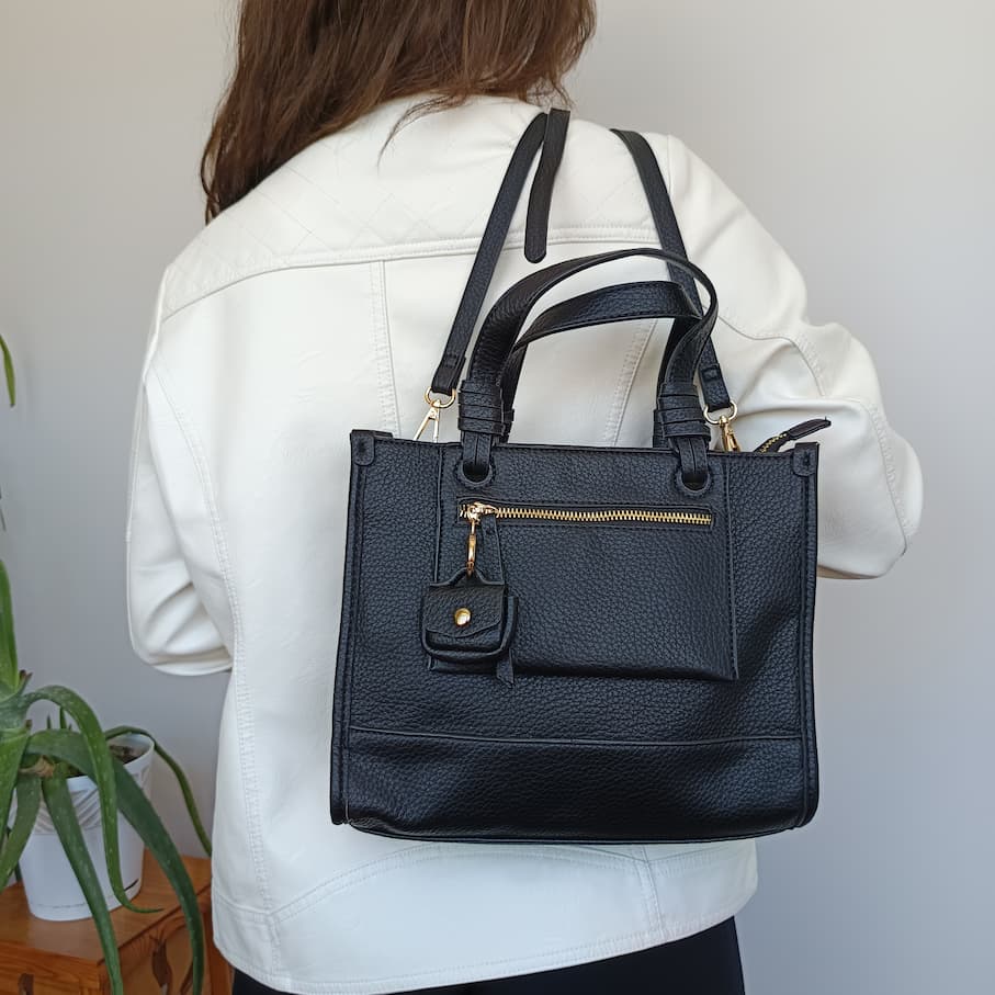 Bolso de cuero sintético negro con bolsito de adorno