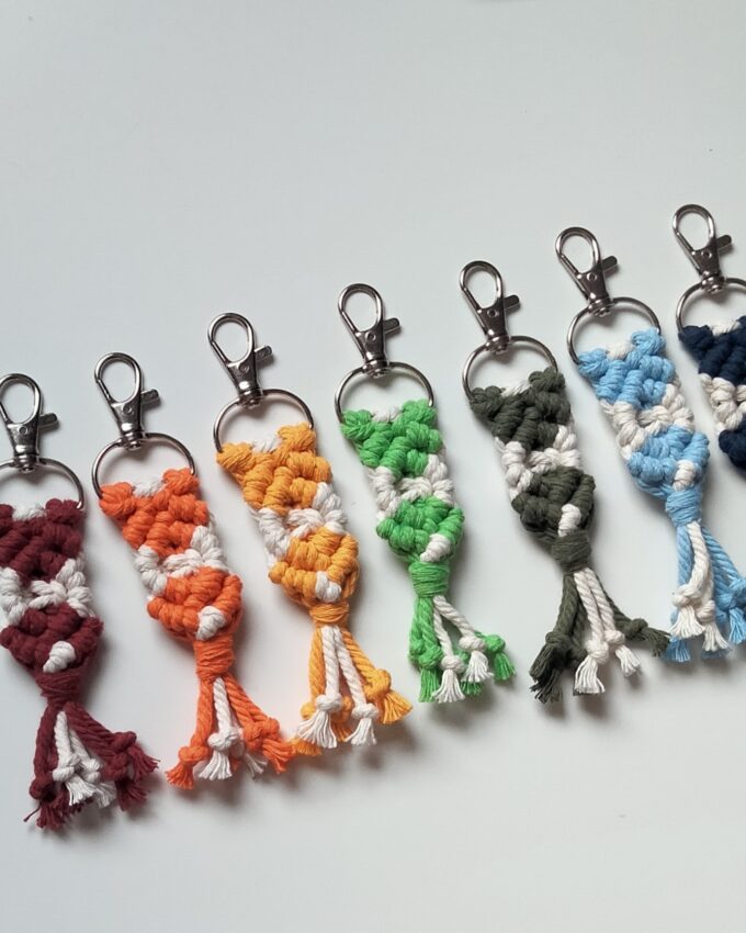Llavero de macramé de colores
