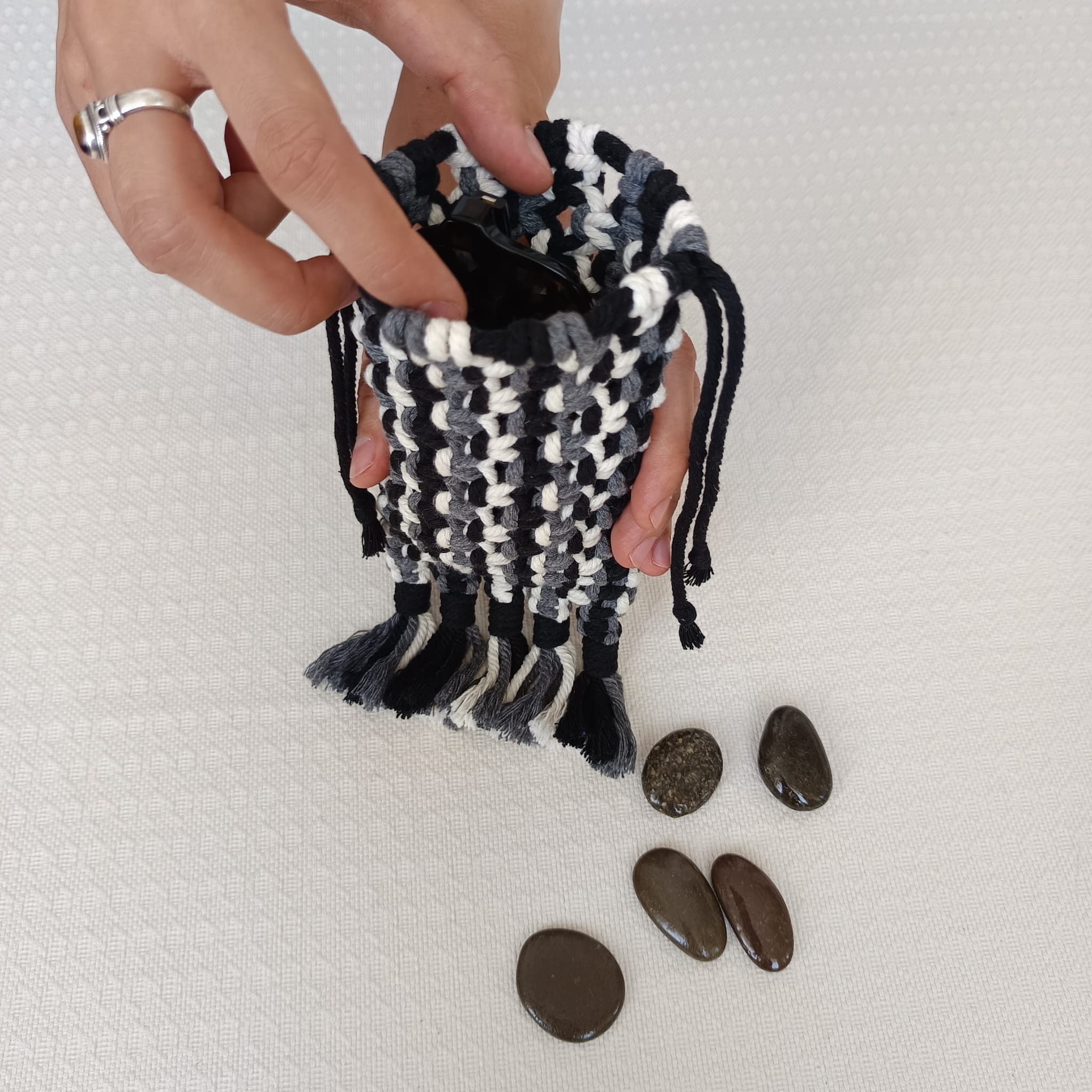 Funda para gafas de macramé negro, gris y beige con flecos - Imagen 4