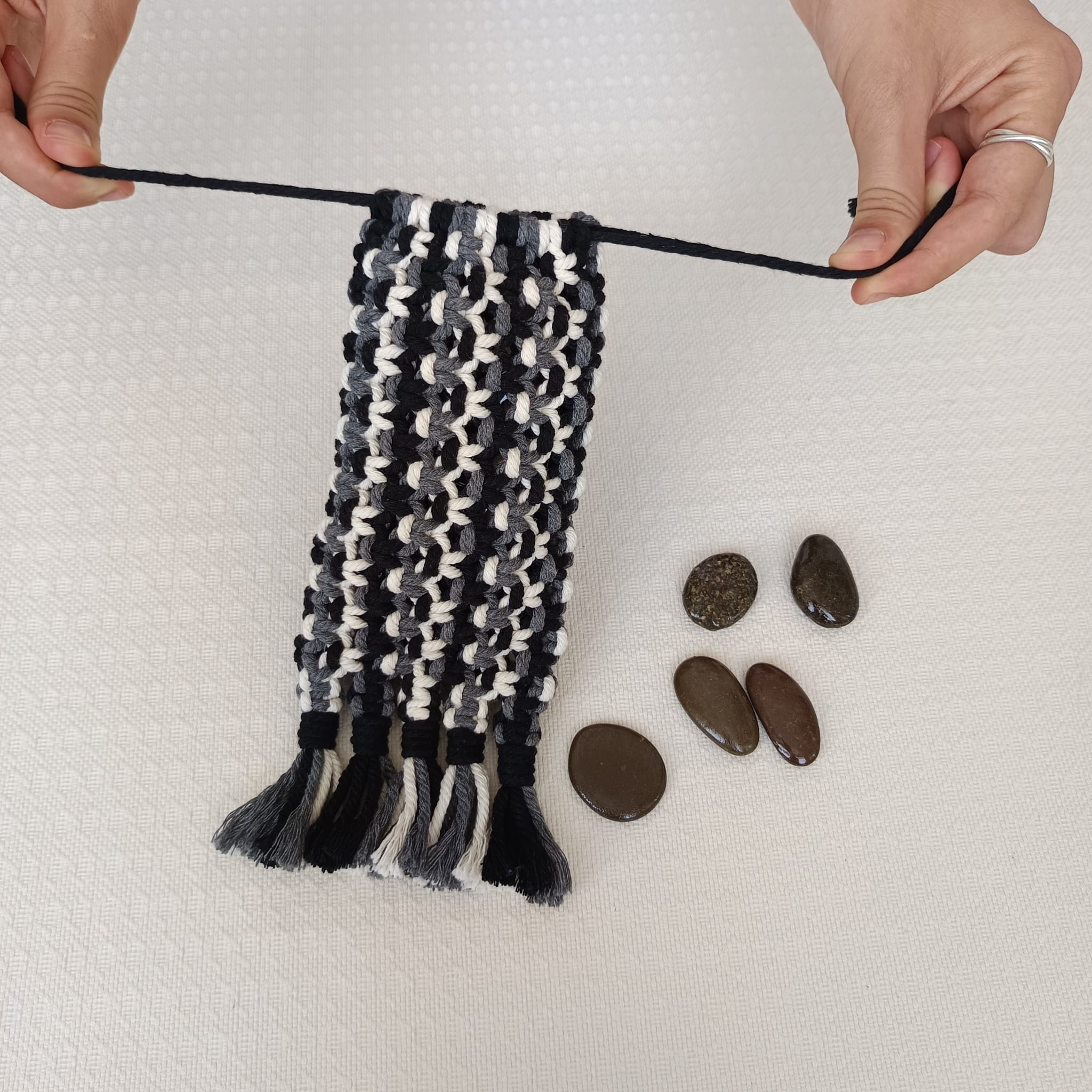 Funda para gafas de macramé negro, gris y beige con flecos - Imagen 5