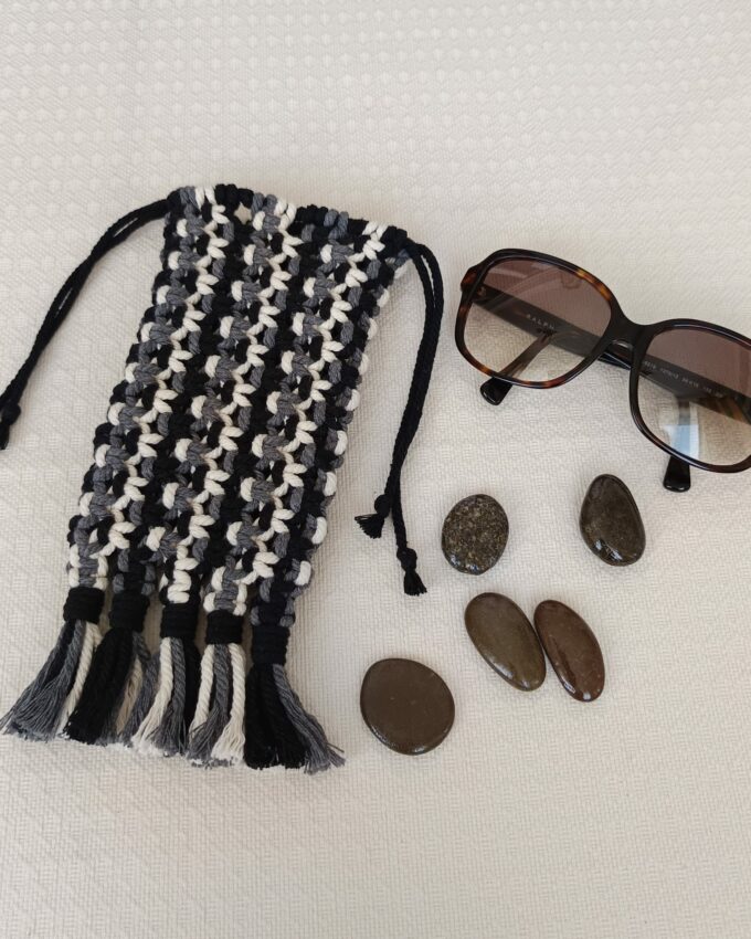 Funda para gafas de macramé negro, gris y beige con flecos