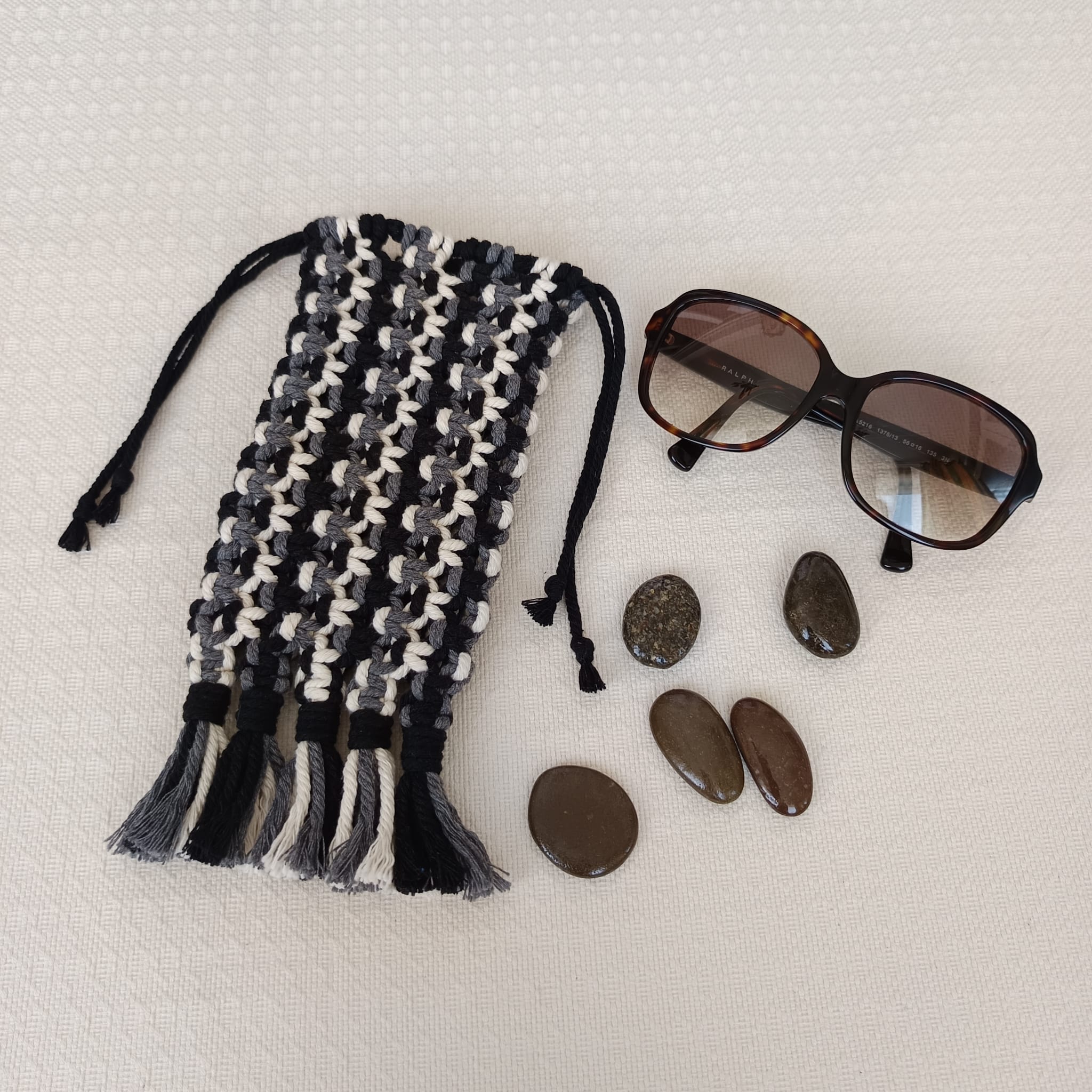 Funda para gafas de macramé negro, gris y beige con flecos