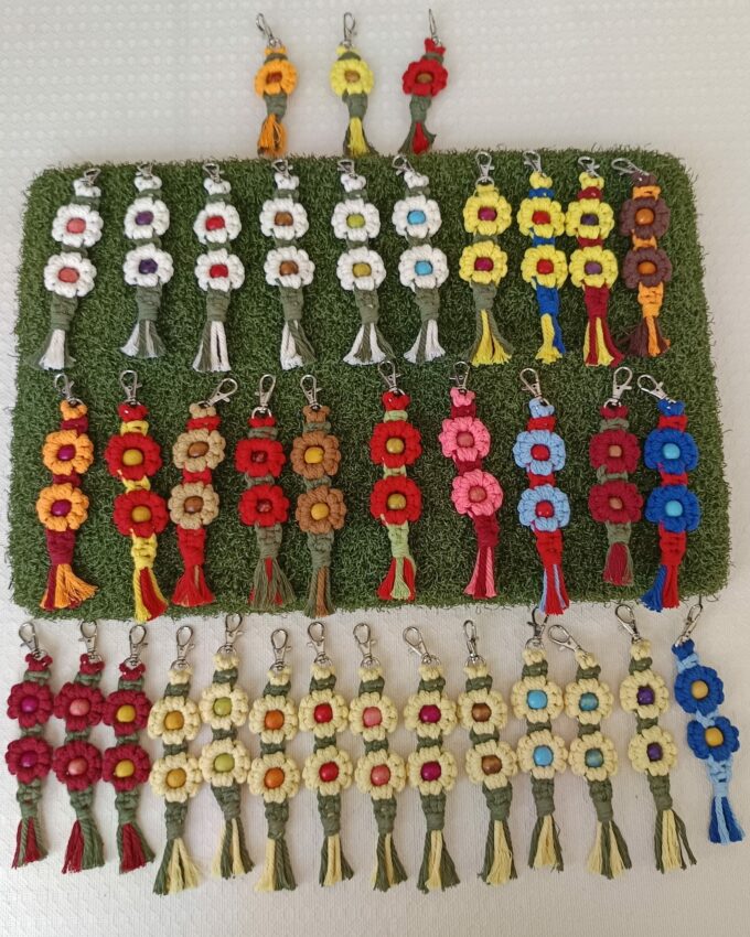 Llaveros de macramé con forma de flores de colores variados