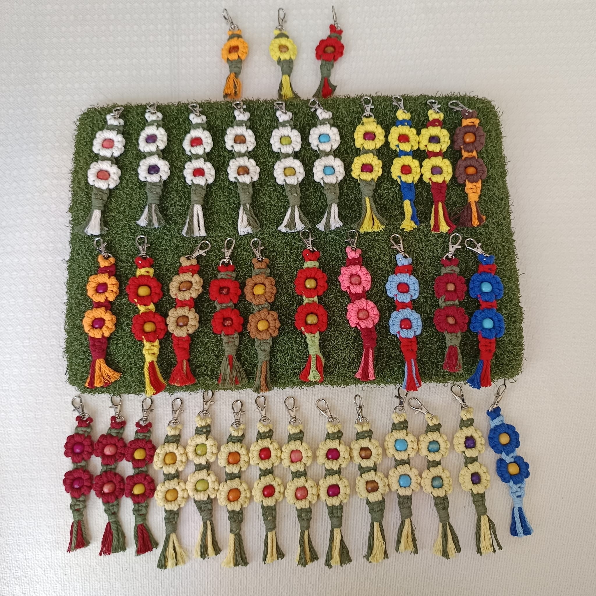 Llaveros de macramé con forma de flores de colores variados