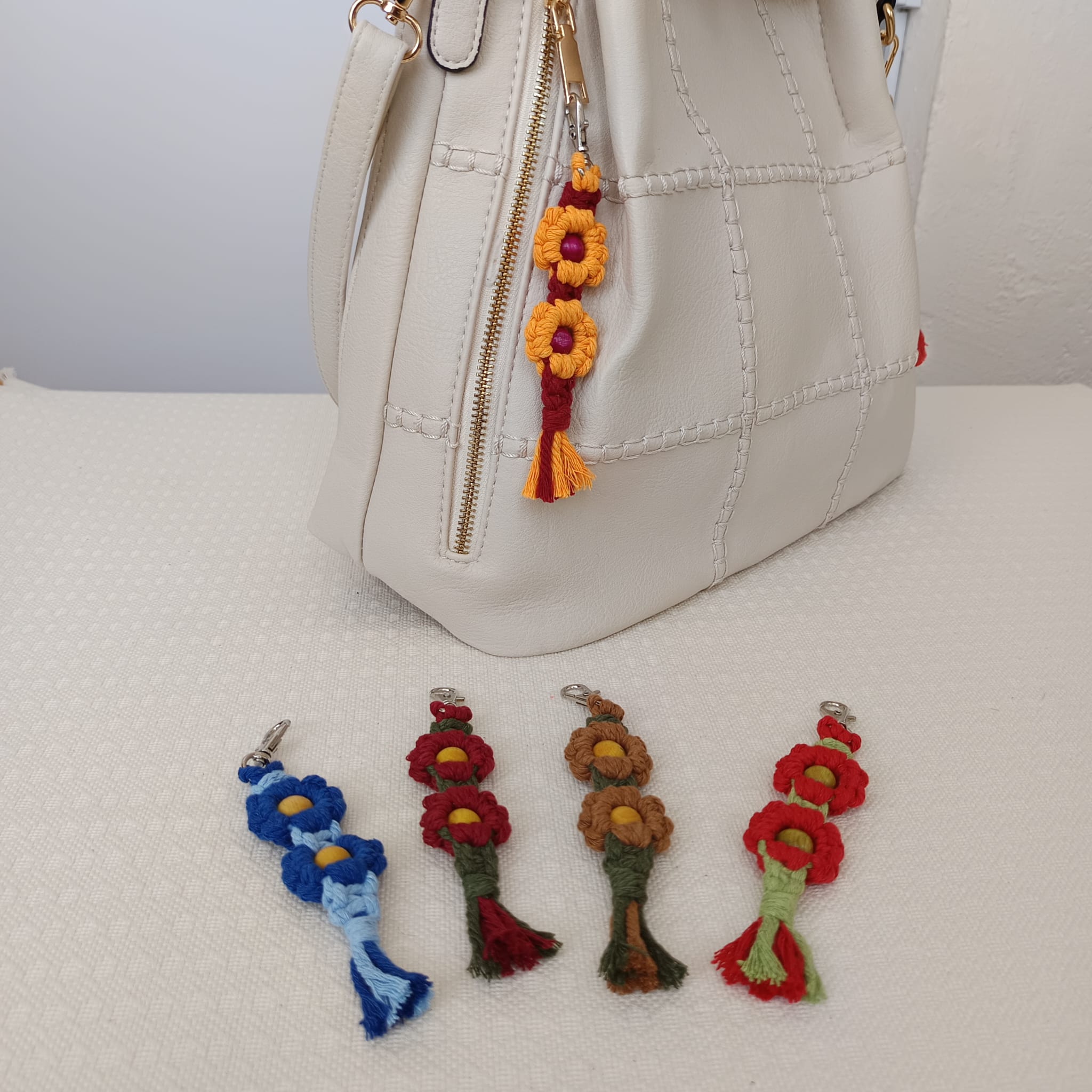 Llaveros de macramé con forma de flores de colores variados - Imagen 5