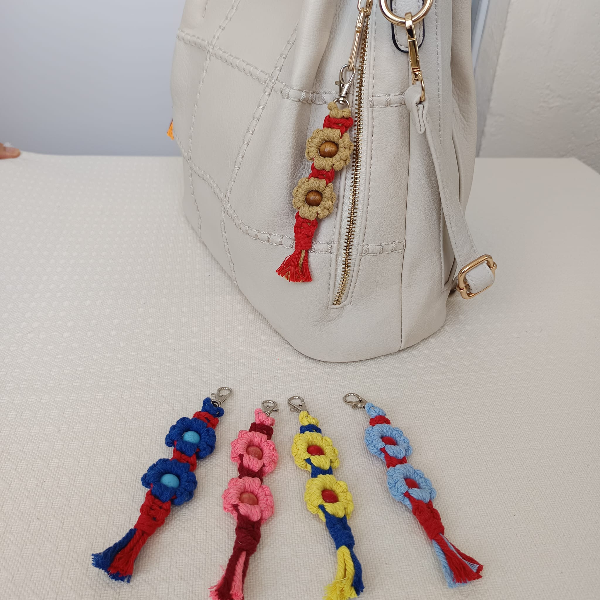 Llaveros de macramé con forma de flores de colores variados - Imagen 4