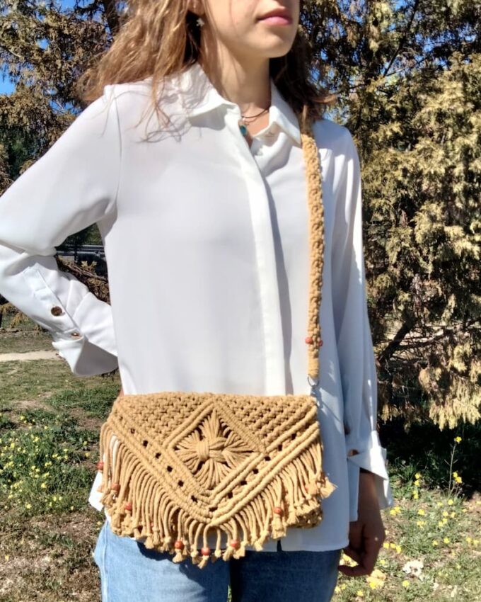 Bolso de macramé marrón claro estilo boho