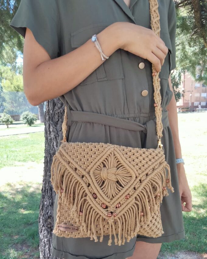 Bolso con solapa de macramé con flecos y cuentas de madera