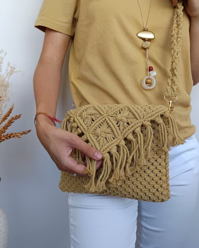 Bolso marrón claro de macramé con solapa de rombos y flecos