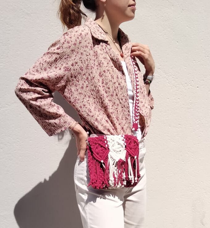 Bolso de macramé con solapa de franjas granate y beige