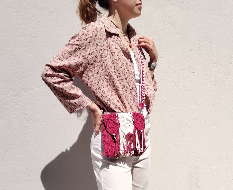 Bolso de macramé con solapa de franjas granate y beige