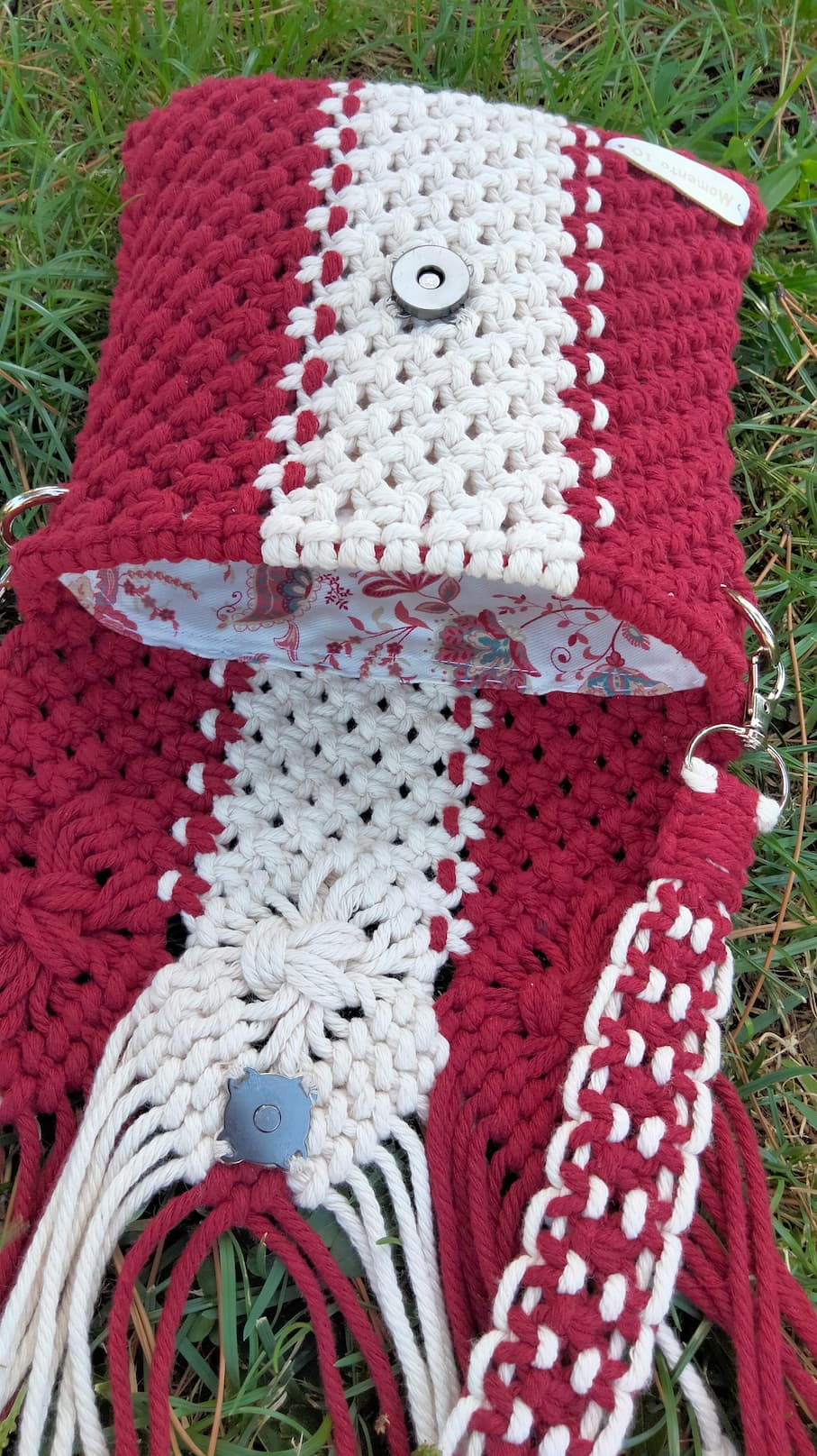 Bolso de macramé con solapa de franjas granate y beige - Imagen 3