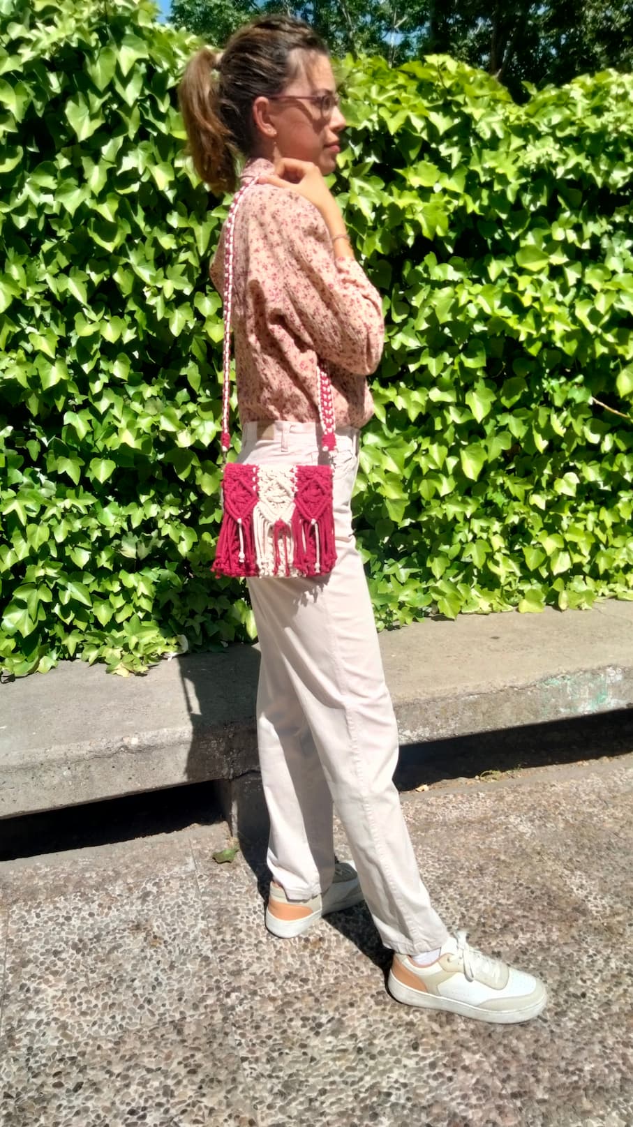 Bolso de macramé con solapa de franjas granate y beige - Imagen 4
