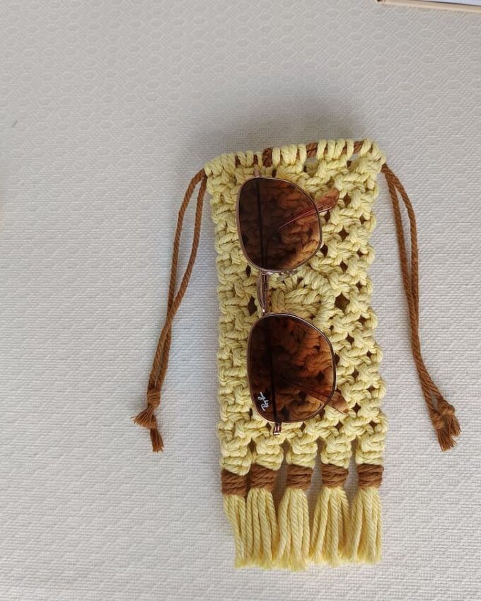 Funda de gafas de macramé amarilla con flecos
