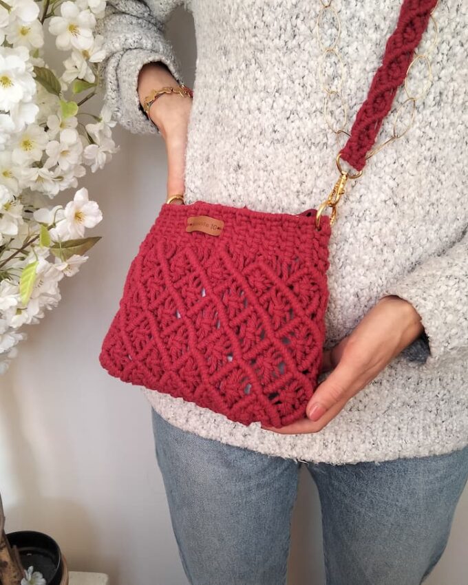 Bolso granate hecho a mano con asa tejida de macramé