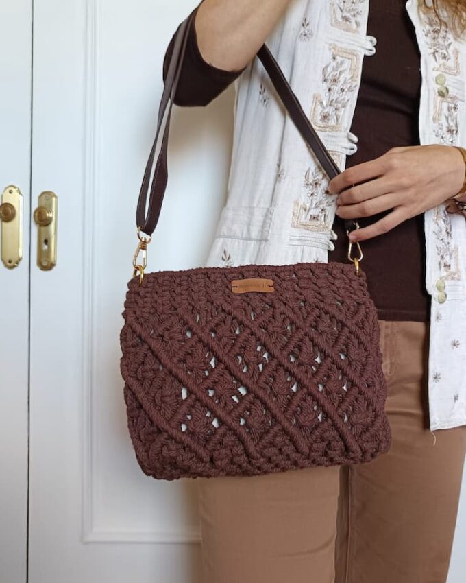 Bolso marrón oscuro de macramé con diseño de rombos