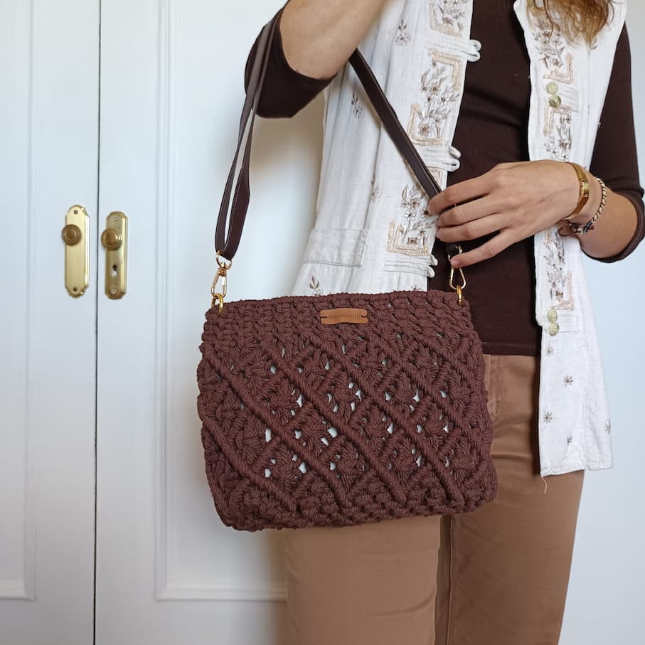 Bolso marrón oscuro de macramé con diseño de rombos