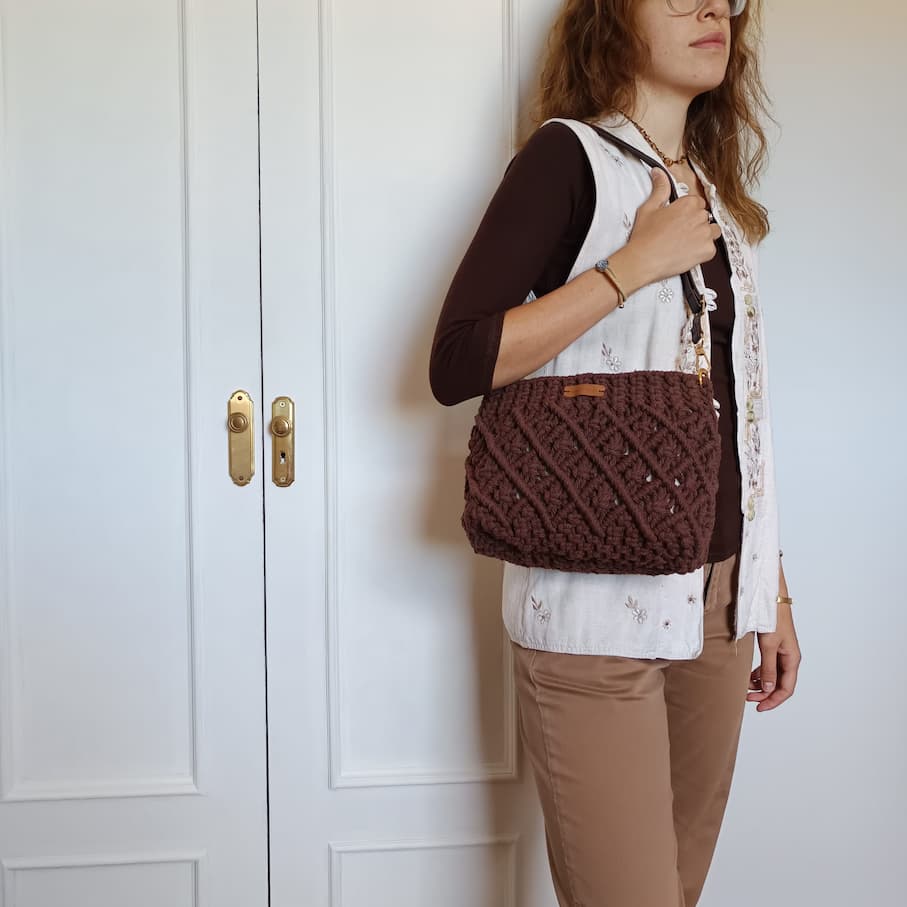 Bolso marrón oscuro de macramé con diseño de rombos - Imagen 4