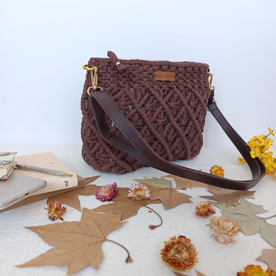 Bolso marrón oscuro de macramé con diseño de rombos - Imagen 3