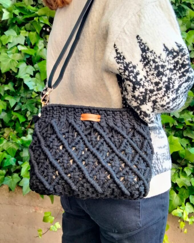 Bolso negro artesanal de macramé estilo boho