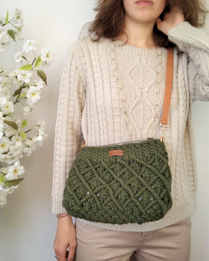 Bolso de macramé verde oliva con diseño de rombos