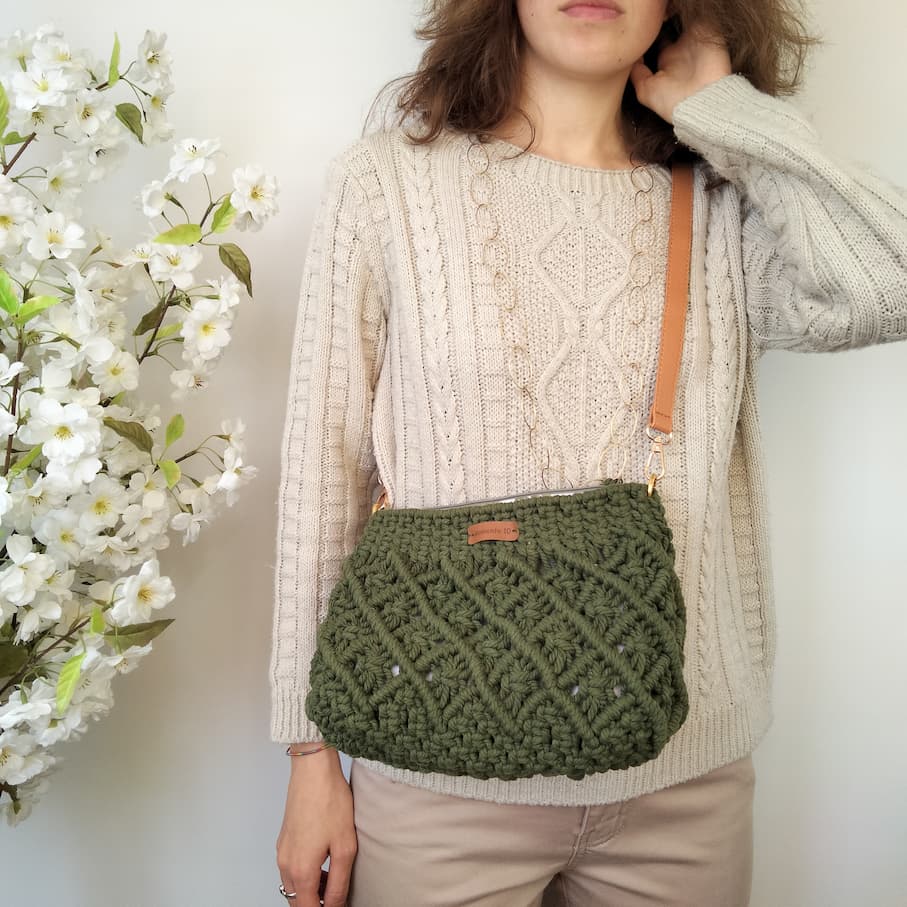 Bolso de macramé verde oliva con diseño de rombos