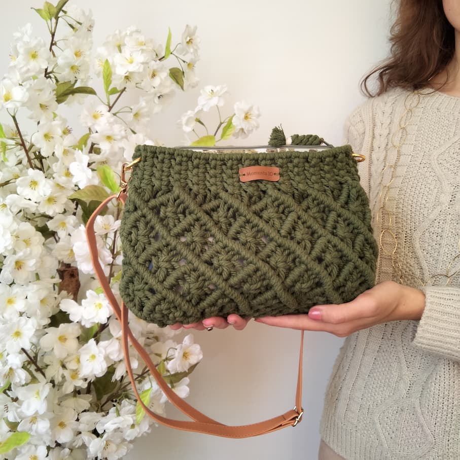Bolso de macramé verde oliva con diseño de rombos - Imagen 3