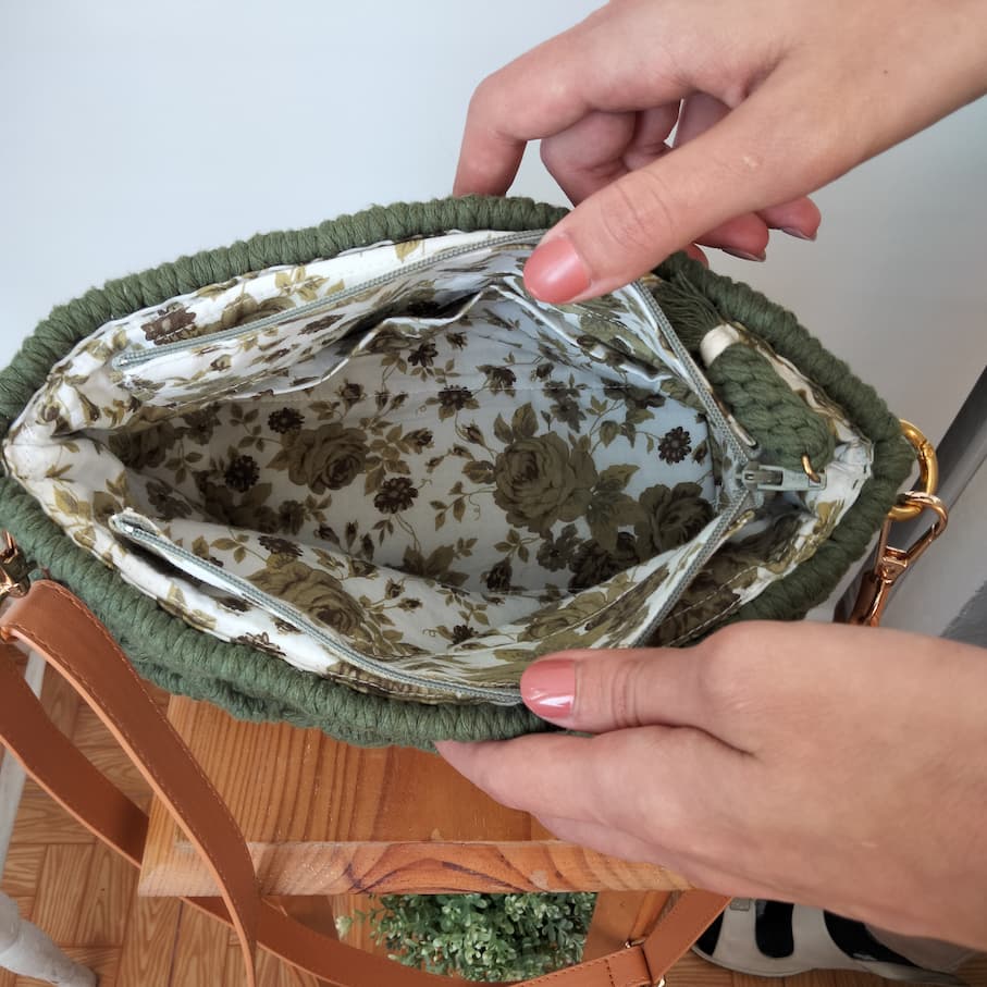 Bolso de macramé verde oliva con diseño de rombos - Imagen 4