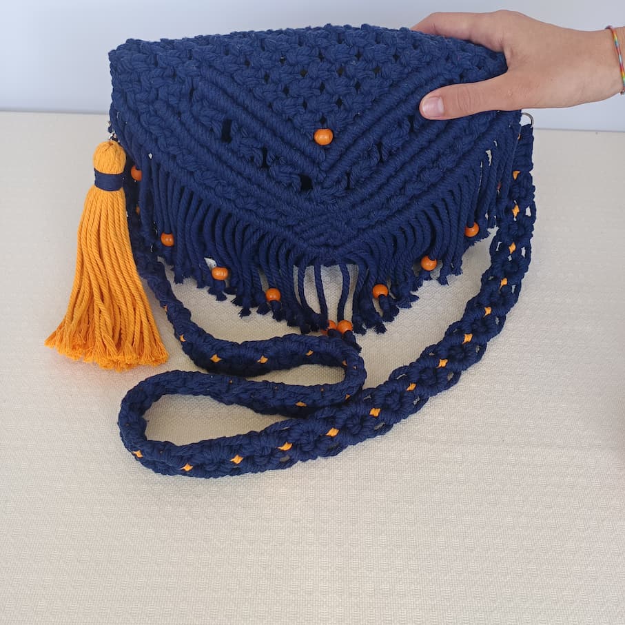Bolso de macramé azul marino con solapa y bolitas naranjas - Imagen 3
